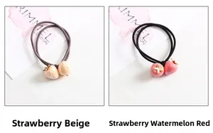 Gros plan détaillé d'élastiques à cheveux fraise en coloris beige et rose