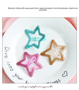 Détail de barrettes en forme d'étoile avec finition pailletée en bleu, or et rose