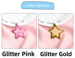 Détail de barrettes en forme d'étoile pailletée aux finitions rose et dorée brillantes