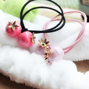 Élastiques à cheveux avec breloques fraise et perles sphériques à carreaux roses