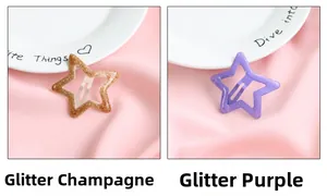 Détail de barrettes en forme d'étoile avec paillettes brillantes en champagne et violet