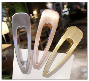 Détail de barrettes goutte d'eau creuses en métal mat coloris argent, or rose et doré