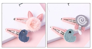 Détail de barrettes à cheveux tricotées rose oiseau et sucette avec tissu pour filles