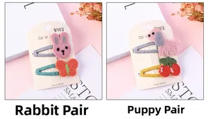 Détail de barrettes pour enfants tricotées à la main avec motifs lapin et chien