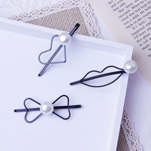 Set de trois barrettes à cheveux noires avec perles, motifs cœur, lèvres et nœud