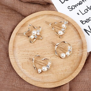 Set di quattro fermagli per capelli dorati geometrici con perle e strass su vassoio