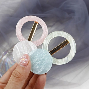 Lot de quatre barrettes rondes en acétate marbré pastel avec monture en métal doré chic