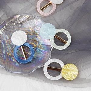 Barrettes à cheveux rondes minimalistes en acétate avec texture nacrée et base dorée