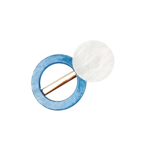 Barrette à cheveux géométrique en acétate marbré avec disques bleu et blanc et pince dorée
