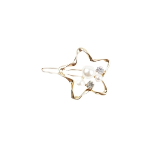 Fermaglio per capelli a forma di stella dorata con perle e strass su sfondo bianco