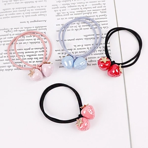 Set di quattro graziosi elastici per capelli alla fragola in rosa, blu, rosso e nero