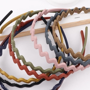 Detail view of colorful matte wavy headbands with non-slip teeth for secure daily styling