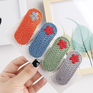 Set mit vier handgefertigten gestrickten ovalen Haarspangen mit Blumenstickerei