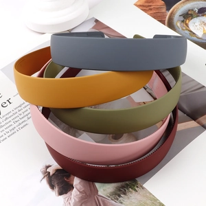 Detail of matte wide hairbands in multiple colors featuring non-slip teeth texture