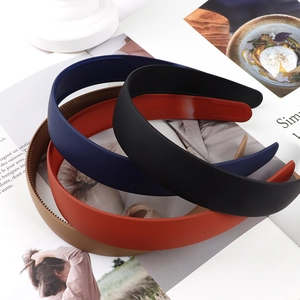 Detail of matte wide headband with non-slip teeth combs in various autumn colors
