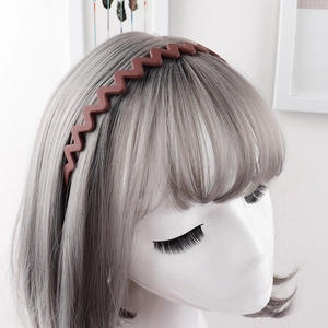 Close-up of matte brown wavy headband with anti-slip teeth on a mannequin model