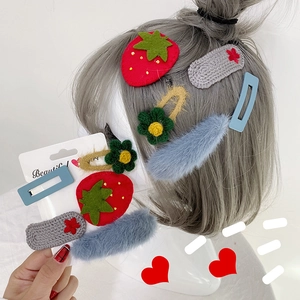 Set bunter Nerzimitat-Haarspangen mit Erdbeer- und Blumenplüsch-Designs für Damen