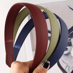 Close-up of matte wide headbands with non-slip inner teeth in burgundy and dark green