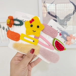 Detail von bunten Plüsch- und Filz-Haarspangen-Sets für Kinder auf einer Displaykarte