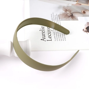 Detail of matte olive green headband featuring non-slip inner teeth for secure hair grip