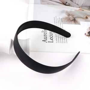 Detail of matte black headband with non-slip inner teeth on minimalist background