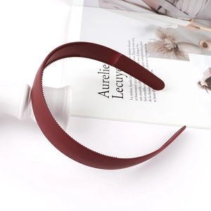 Detailed view of matte burgundy headband with non-slip teeth for secure grip