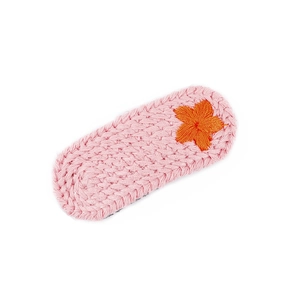 Rosa gestrickte ovale Haarklammer mit einer orangefarbenen Sternstickerei auf Weiß