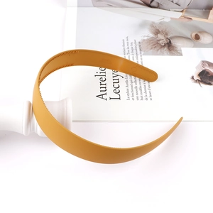 Detailed view of mustard yellow matte headband featuring non-slip teeth for secure styling