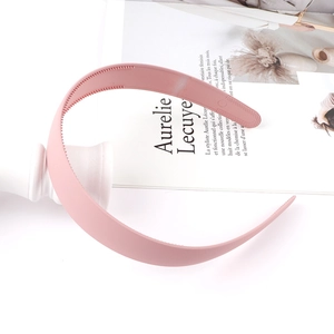 Close-up of pink matte headband with non-slip inner teeth on a white background