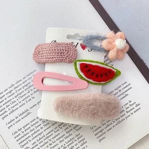 Detailaufnahme des fünfteiligen rosa Kunstpelz- und Strick-Haarklammer-Sets