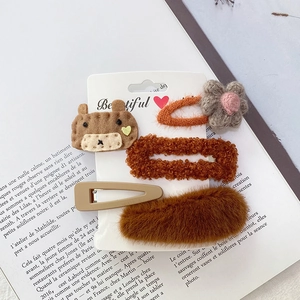 Detailansicht von 5-teiligen Plüsch-Haarklammern mit Teddybär- und Blumenmotiven
