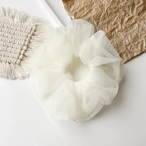 Detailansicht der weißen Organza-Haargummi-Stoffstruktur mit weichen Faltenlagen