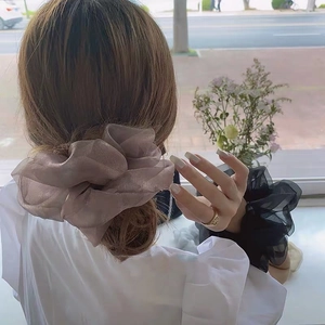 Elegantes Set aus großen Netz-Scrunchies in Lotusrosa und Schwarz mit Plissee-Textur
