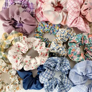 Sortierte Haargummis im französischen Stil mit Blumen- und Karomustern in Vintage-Optik