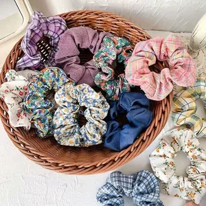 Französische Vintage Haargummis mit Blumenmuster und Karo in einem geflochtenen Korb Set