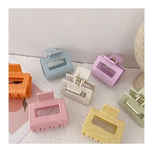 Lot de sept pinces à cheveux carrées aux couleurs macaron avec une texture mate