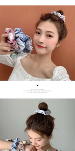Collage eines Models mit bunten karierten Haargummis in Rosa Blau und Grün Mustern
