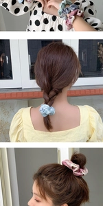 Detailansicht karierter Stoff-Scrunchies getragen als Armband und Haargummi