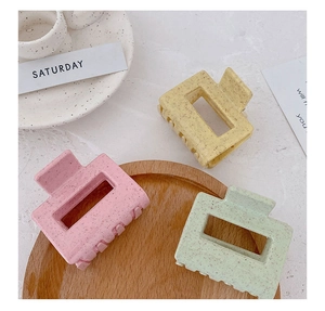 Trois pinces à cheveux carrées pastel avec texture terrazzo mate et finition douce