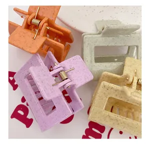 Vue détaillée de quatre pinces à cheveux carrées pastel avec un fini texture terrazzo