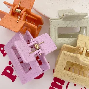 Pinces à cheveux carrées pastel avec texture mouchetée pour coiffures d'été élégantes