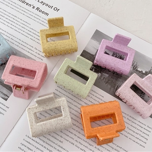 Lot de pinces à cheveux carrées évidées aux tons pastel sur magazine de mode