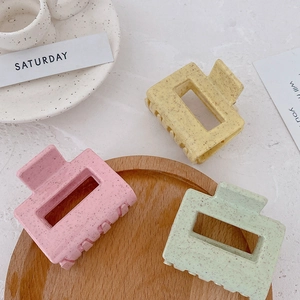 Trois pinces à cheveux carrées macaron avec texture terrazzo sur plateaux déco
