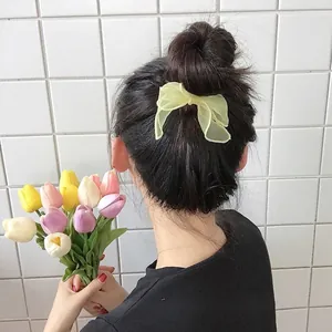 Chouchou élégant en organza jaune avec grand nœud en mousseline pour coiffures femmes