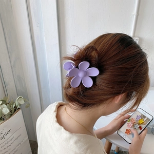 Schicke matte lila Blumen-Haarklammer für Damen in einem stilvollen koreanischen Design