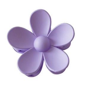 Matte helllila Blumen-Haarklammer mit minimalistischem Fünf-Blatt-Design auf weißem Grund