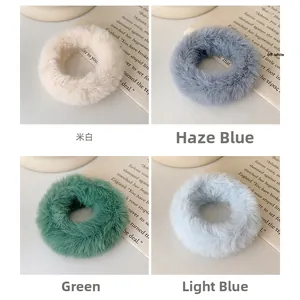 Vue détaillée des chouchous en peluche fausse fourrure en crème, bleu et vert d'hiver