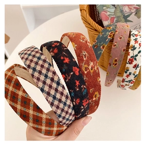 Detaillierte Textur der Retro-Karomuster und Blumen-Haarreifen aus Cord mit Futter
