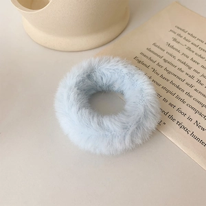 Gros plan d'un chouchou en fausse fourrure bleu clair avec une texture douce et veloutée