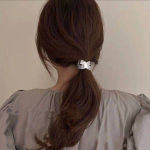 Élastique à cheveux en métal argenté avec design croisé poli sur queue de cheval